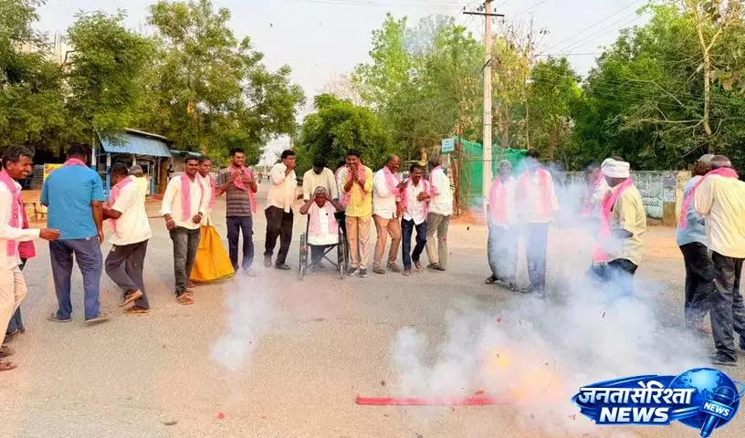 BRS कार्यकर्ताओं ने हाई कोर्ट के फैसले का स्वागत करते हुए पटाखे फोड़े